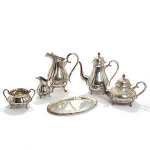 Kaffe- theservice af sølv, bestående af seks dele. Rococoform. Mester Andreas Vilhelm Zoega, København 1917. Vægt ca. 2960 gr. 6