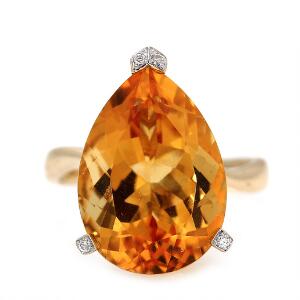 Citrin- og diamantring af 14 kt. guld prydet med facetslebet citrin og brillantslebne diamanter. Str. 54,5.