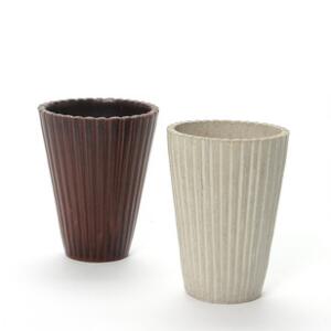 Arne Bang To næsten identiske, koniske vaser af stentøj modelleret med riflet mønster i relief. 2