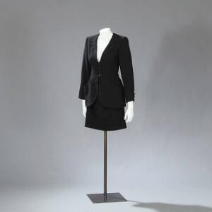 Emanuel Ungaro Sort jakkesæt bestående af jakke og nederdel i str. 6. Jakke længde. ca. 66 cm. Nederdels længde. ca. 51 cm. 2