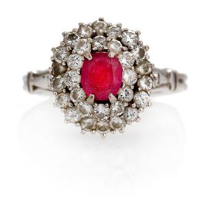 Rubin- og diamantring af 14 kt. hvidguld prydet med talrige brillantslebne diamanter og facetslebet rubin. Str. 53,5. Vægt. 3,5 gr.