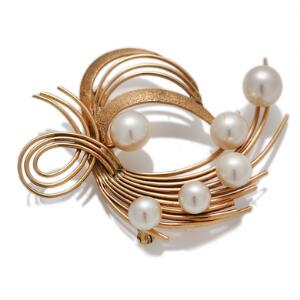 Perlebroche af 14 kt. delvis satineret guld prydet med talrige kulturperler. L. 5 cm. Perlediam. ca. 7 mm. Vægt ca. 9,5 gr.  Ca. 1960-70.