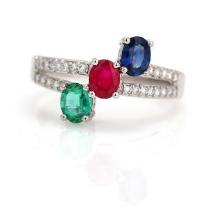 Rubin-, safir-, smaragd- og diamantring af 14 kt. hvidguld prydet med facetslebet rubin, safir og smaragd flankeret af talrige brillantslebne diamanter. Str. 55
