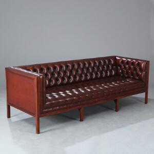 Moderne trepersoners Chesterfield sofa med betræk af brunt skind. L. 214. Siddehøjde 41.