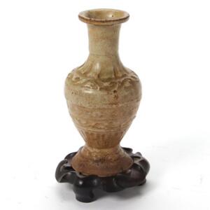 Kinesisk vase af keramik dekoreret i let relief med celadon glasur. Song 960-1279 eller senere. H. 17 cm.