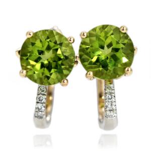 Peridot- og diamantørestikker af 14 kt. guld- og hvidguld hver prydet med facetslebet peridot og brillantslebne diamanter. L. ca. 1 cm. 2