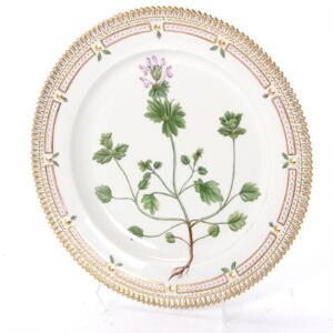 Flora Danica fad af porcelæn dekoreret i farver og guld med blomster. 3523. Royal Copenhagen. Diam. 30 cm.