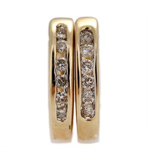 Diamantørestikker af 14 kt. guld, creolmodel, hver prydet med brillantslebne diamanter. Diam. ca. 1 cm. 2