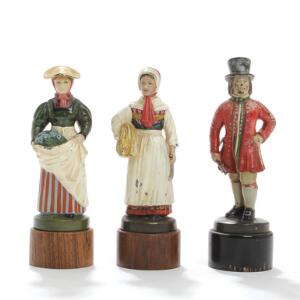 Just Andersen Røsnæs, Hedeboegnen og Dannevirke. Tre egnsfigurer af bemalet bronze, på sokler af træ. Stemplet. H. inkl. base 13-14. 3
