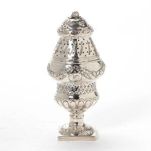 Dansk Louis XVI strøbøsse af sølv. Københavns bymærke 1785, utydeligt mestermærke. Vægt 198 gr. H. 18,5 cm.