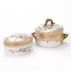 Flora Danica bonbonniere og lågdåse af porcelæn dekorerede i farver og guld med blomster. 3624, 3502, 247, 248. Royal Copenhagen. 2