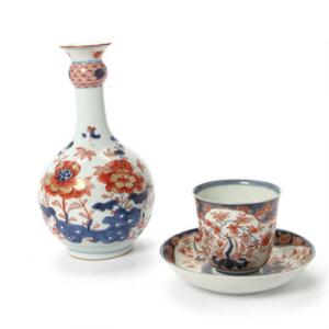 Et par japanske kopper samt kinesisk Imari flaske vase af porcelæn. 18. - 19. årh. H. 24 cm. 2