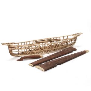 Grønlandsk konebåd af ben samt tre harpuner og to kastebrædder. 20. årh. L. 69 cm. konebåd 6