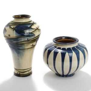 Kählers keramiske værksted To vaser af lertøj, dekoreret med hornbemaling og blå-hvid stribet glasur. Sign. monogram HAK. H. 34 og 21. 2