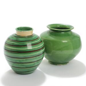 Kählers keramiske værksted To vaser af lertøj, dekoreret med æblegrøn og stribet glasur. Sign. monogram HAK. H. 18 og 20. 2