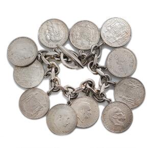 Armlænke af sterling sølv prydet med jubilæumsmønter. L. ca. 21 cm. Vægt. 252 gr.