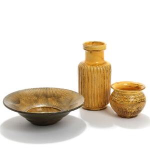 Kählers keramiske værksted To vaser og skål af lertøj, dekoreret med uranglasur. Sign. monogram HAK. H. 7,5-23. Skål diam. 26,5. 3