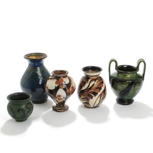 Kählers keramiske værksted Fem vaser af lertøj, dekoreret med hornbemaling. Sign. monogram HAK. H. 11-23,5. 5