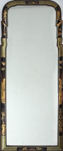 Engelsk spejl med sort lak og kineserier i guld. Queen Anne stil, 19. årh. H. 138. B. 56.