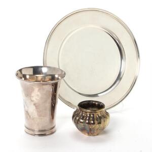 Pokal samt dækketallerken af sølv samt lille vase af sølvplet. Vægt 692 gr. 3