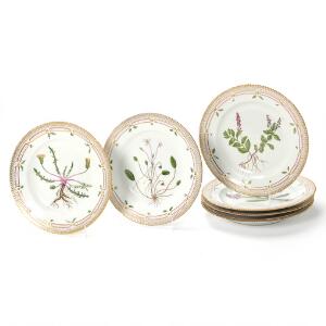 Flora Danica seks middagstallerkener af porcelæn dekorerede i farver og guld med blomster. 3549. Royal Copenhagen. Diam. 26 cm. 6