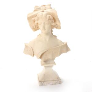 Buste af alabast i form af kvinde med kyse. 19. årh. H. 32 cm.