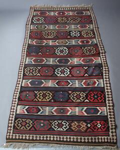 Shahsavan kelimtæppe, Azerbijan. Klassisk design med horisontale bånd med ornamentik. 20. årh.s begyndelse. 380 x 183