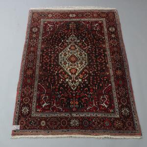 SaroukDjozan tæppe, Persien. Medaljon på rød bund. Hver hjørner med datering. Ca. 1960. 205 x 132.