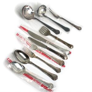 Herregård. Bestik af sølv, Cohr, bestående af 36 dele. Vægt inkl. emballage ca. 1822 gr. Samt 12 middagsknive, 3 frokostknive og sildegaffel. 52