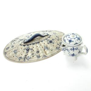 Musselmalet flødepotte og fiskerist af porcelæn, dekorerede i underglasur blå.  Den kongelige Porcelainsfabrik før 1800. 2