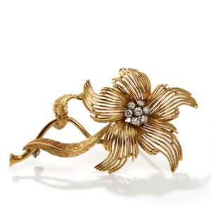 Diamantbroche af 18 kt. guld, prydet med fem brillantslene diamanter på i alt ca. 0,45 ct. L. 7,5. Ca. 1960erne.