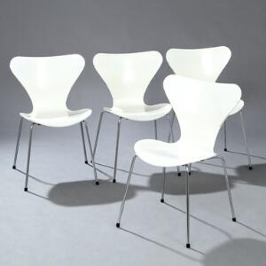 Arne Jacobsen Syveren. Et sæt på fire spisestole opsat på stel af stål. Skalsæde og -ryg af hvidlakeret formbøjet, lamineret træ. Model 3107. 4