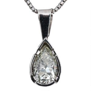 Diamantvedhæng af 14 kt. hvidguld prydet med pearshaped brillantslebet diamant på ca. 0.69 ct. Kæde af 18 kt. hvidguld medfølger.
