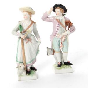 To berliner figurer af porcelæn, dekoreret i overglasurfarver, i form af hyrde og hyrdinde. 18. årh.s slutning. H. 16 cm. 2