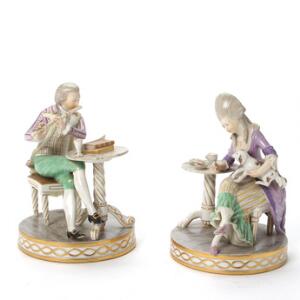 Dame ved thebord og Fløjtespilleren - to figurgrupper af porcelæn. Juliane Maries mærke. Royal Copenhagen. H. 16 og 17 cm. 2