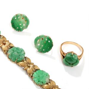 Jadesmykkesær af 14 kt. guld, bestående af armbånd, øreskruer og ring prydet med udskåret jade. Ringstr. 60. Armbånd L. 18. 4