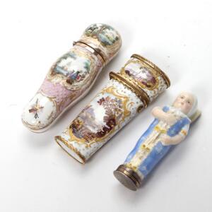 Nålehuse af porcelæn i form af svøbelsesbarn, og nålehus dekoreret med figurscenerier i  rokoko kartoucher og engelsk necessaire med emalje. 18.-19. årh. 3