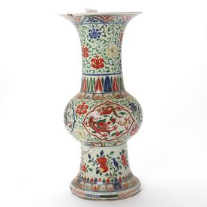 Kinesisk vase af porcelæn dekoreret i farver lotus og drager, Ming mærke. 19. årh. H. 39 cm.