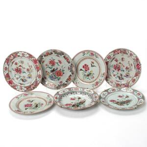 Syv kinesiske famille rose tallerkener af porcelæn, dekorerede i emaljefarver og guld med Tobacco leaf dekoration og opstillinger. Qianlong 1736-1795. 7