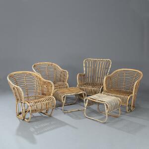 Tove Kindt-Larsen Et sæt fletmøbler bestående af to skamler, tre lavryggede- samt en højrygget lænestol af bambus. Udført hos R. Wengler. 6