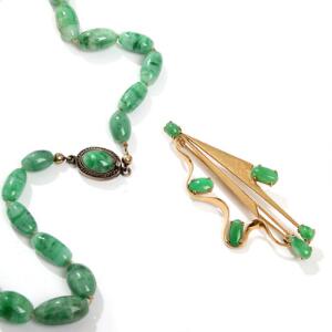 Jadebroche af 14 kt. guld, prydet med cabochonsleben jade samt jadehalskæde med lås af sterlingsølv. Broche L. 7,5. Halskæde L. 48. 2