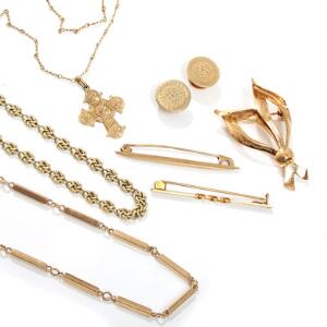 En samling smykker af 14 og 18 kt. guld bestående af to armbånd, to nåle, et par manchetknapper, halskæde med Dagmarkors samt broche. 8