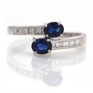 Safir- og diamantring af 14 kt. hvidguld prydet med facetslebne safirer flankeret af baguette- og brillantslebne diamanter. Str. 55.