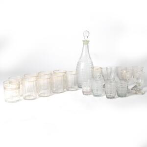 En samling glas 9 helfacetterede bægre med varierende dekoration, 7 hedvins glas på firsidet fod, 6 cylinderformede hedvinsglas samt karaffel. 18.-20. årh. 23