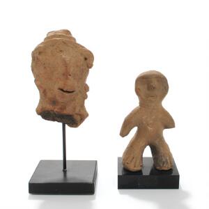 To præcolombianske fragmenter af brændt ler. H. 14,5-20 inkl. sokkel. 2