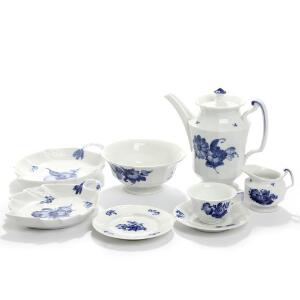 Blå blomst kantet og flettet. Kaffeservice af porcelæn dekoreret i underglasur blå, bestående af 22 dele. 22