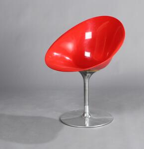 Philippe Starck Ero|s|. Stol med rødt sæde af polycarbonat og drejefod. Stemplet Ero|s| by Kartell. With Sarck. Made in Italy.