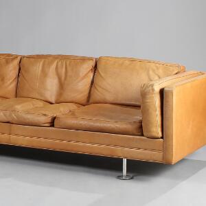 Illum Wikkelsø Tre-personers sofa betrukket med cognacfarvet skind, runde ben af stål. Udført hos Ryesberg Møbler. L. 237.