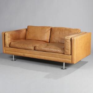 Illum Wikkelsø To-personers sofa betrukket med cognacfarvet skind, runde ben af stål. Udført hos Ryesberg Møbler. L. 172.