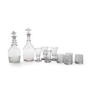 En samling dansk glas, bestående af tre rakkerglas, fire vandglas med antagelig senere slibning, et puncheglas samt to karafler. Primært 19. årh.  10